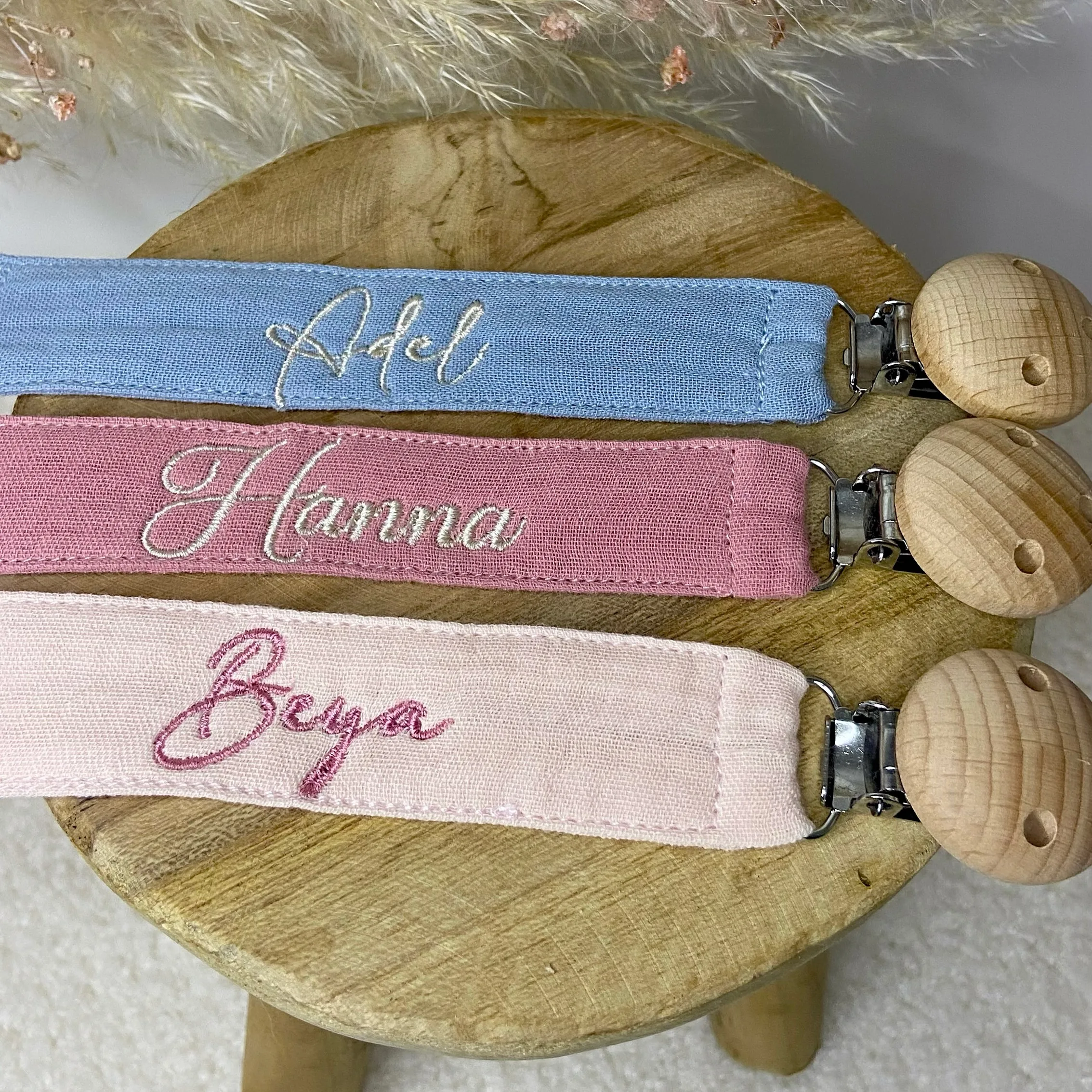 Attache tétine bébé en gaze de coton doux, personnalisable avec prénom brodé, clip en bois naturel, pratique et élégant, cadeau naissance