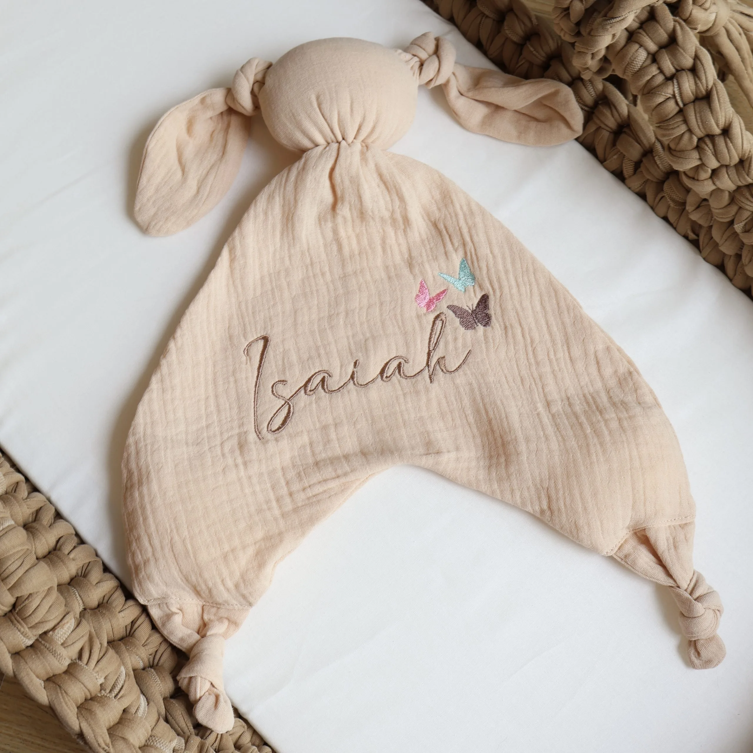 doudou lapin beige en gaze de coton personnalisé avec prénom et papillons brodés