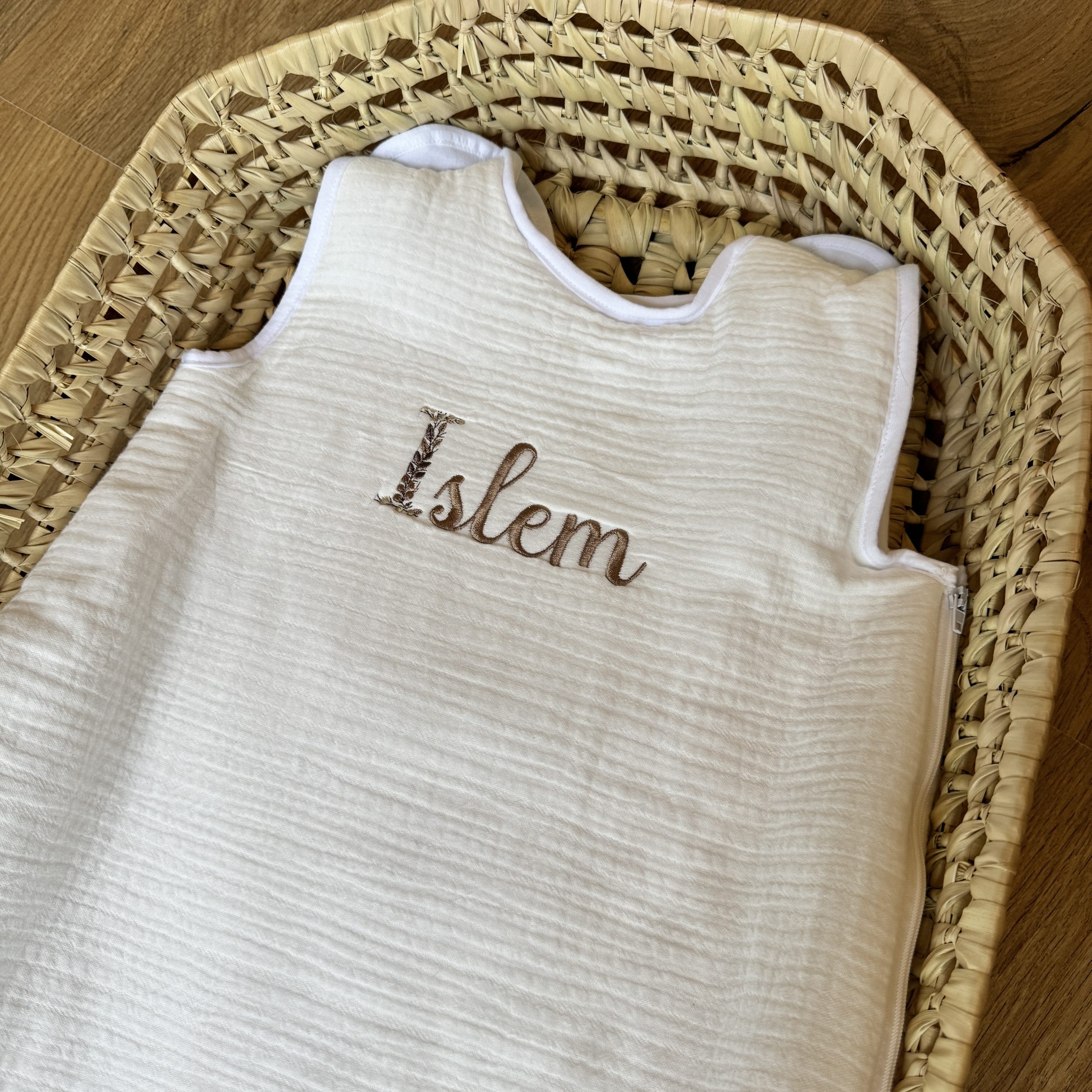 Gigoteuse bébé personnalisée en gaze de coton avec prénom brodé, douce et respirante, parfaite pour la sécurité et le confort de bébé, cadeau naissance idéal