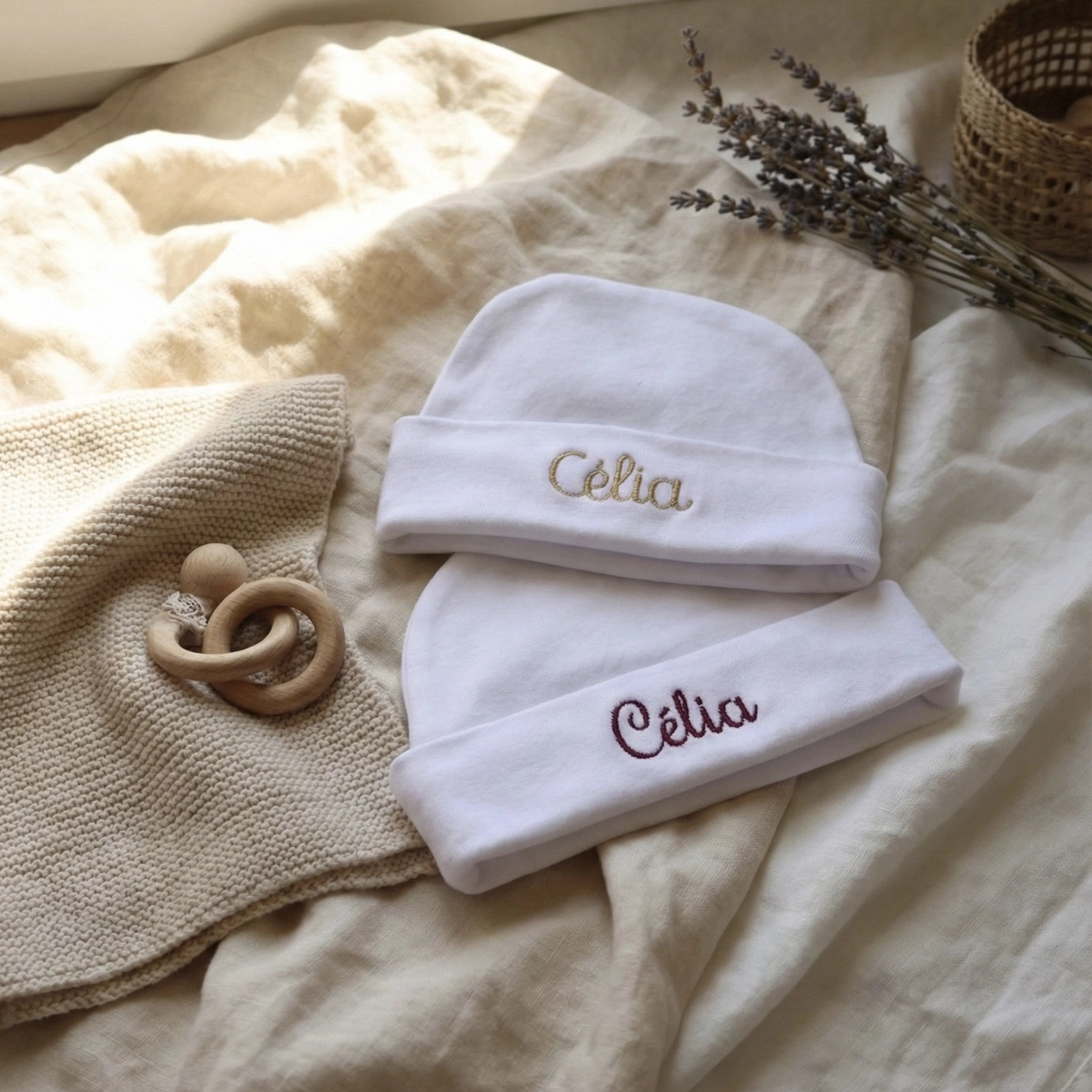 bonnet de naissance en coton blanc personnalisé avec prénom de bébé