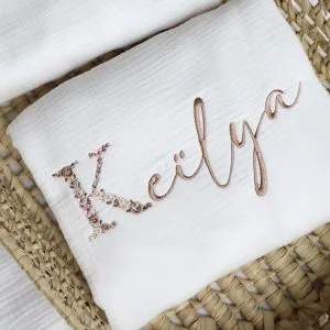 couverture bebe en gaze de coton blanc cassé avec broderie personnalisé et lettre fleurie