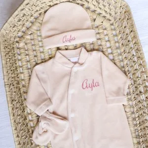 Ensemble naissance beige en velours avec bonnet et moufles