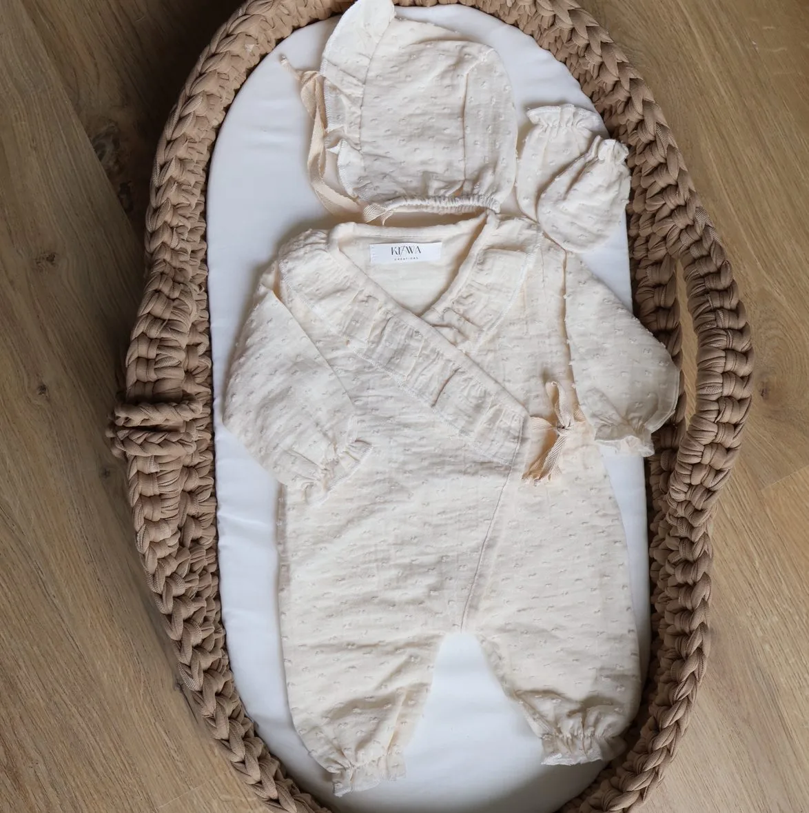 tenue de naissance gaze de coton plumetis personnalisée avec prénom de bébé