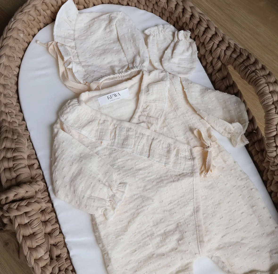 tenue de naissance gaze de coton plumetis personnalisée avec prénom de bébé