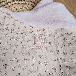 couverture fait main gaze de coton avec motifs petites fleurs pour bébé